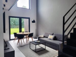 Sehr cooles Designerwohnzimmer des Ferienhauses am See